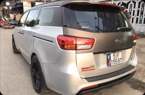 Kia Sedona 2016-1
