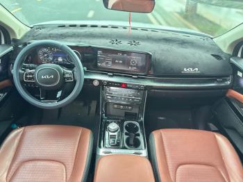 Kia Carnival Premium 2023-4