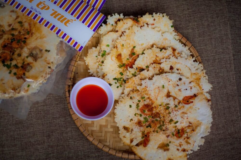 Bánh ép là món ăn vặt đặc trưng của người Huế
