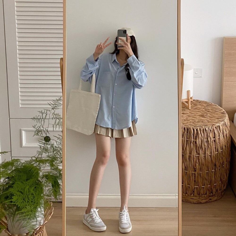 Sơ mi oversize và chân váy ngắn rất trẻ trung