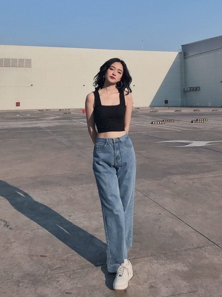 Tha hồ hack dáng với croptop mix quần jeans cạp cao