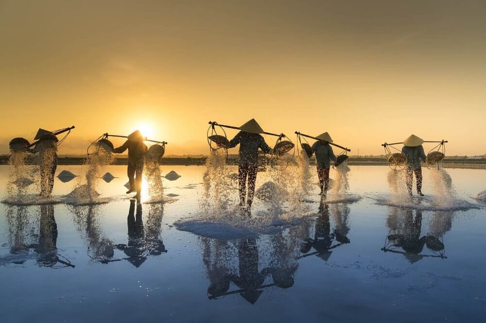 Ruộng muối Sa Huỳnh đẹp đến vô thực