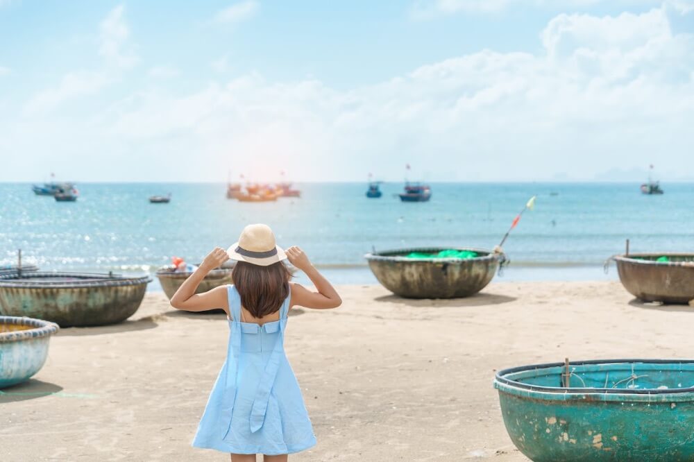 Biển Mỹ Khê rộng lớn với bãi cát trắng mịn