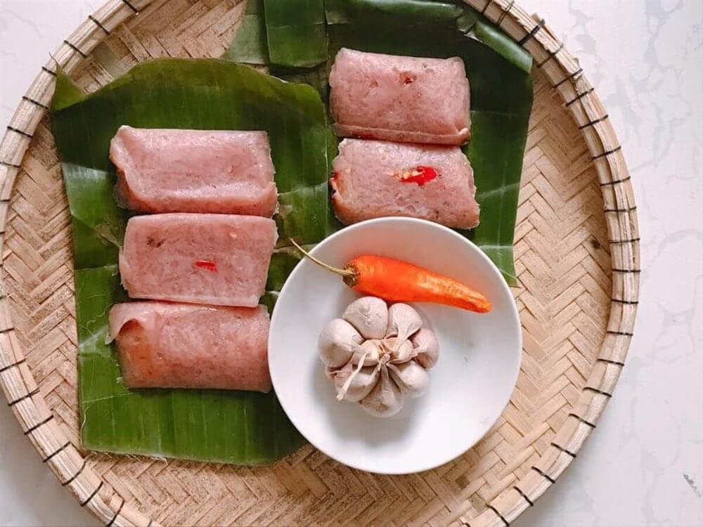 Nem và tré có thể mua về làm quà
