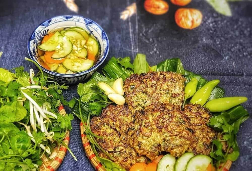 Chả rươi có thể ăn kèm với nhiều món khác nhau 
