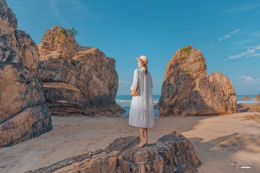 Bãi Đá Nhảy với những tảng đá lớn nhỏ mang hình thù rất kỳ lạ