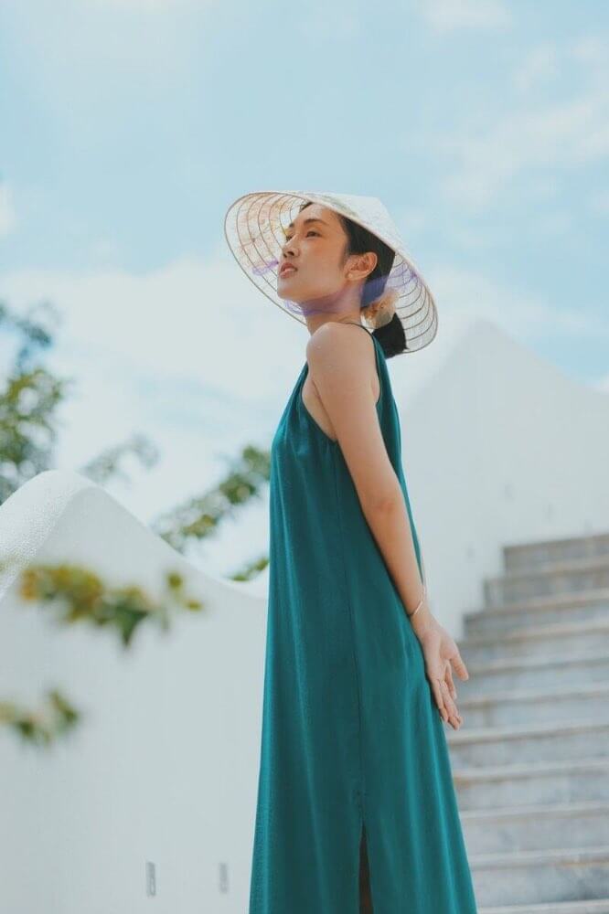 Khoe vai thon thả với đầm 2 dây