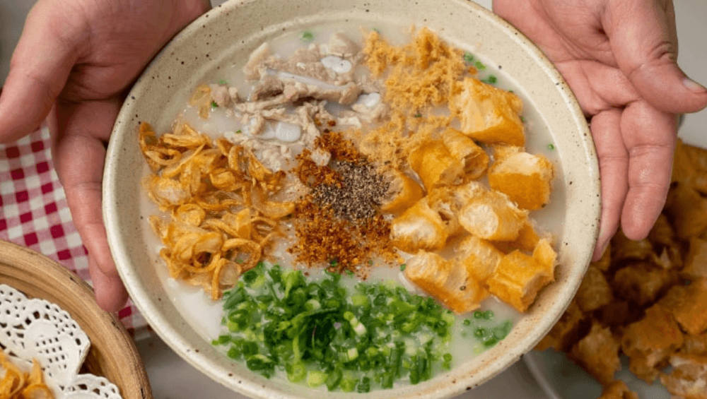 Cháo sườn thường ăn kèm với bánh quẩy