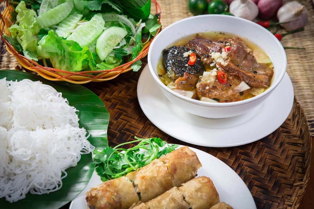 Bún chả ăn kèm với nhiều loại topping