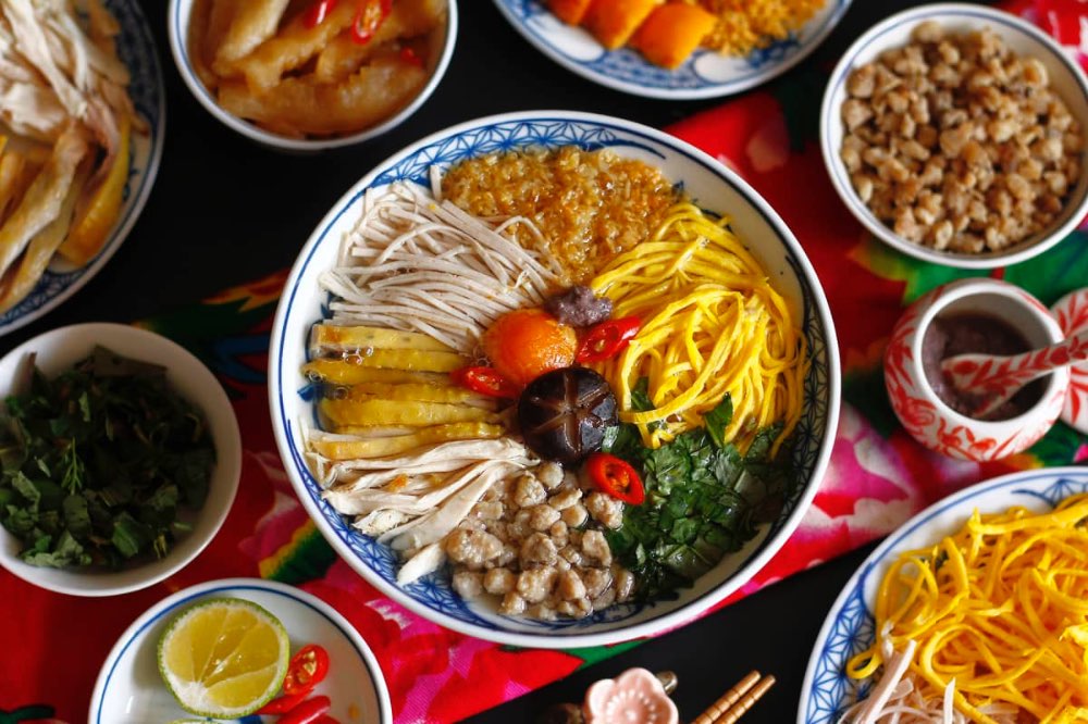 Bún thang với nước dùng ngọt thanh