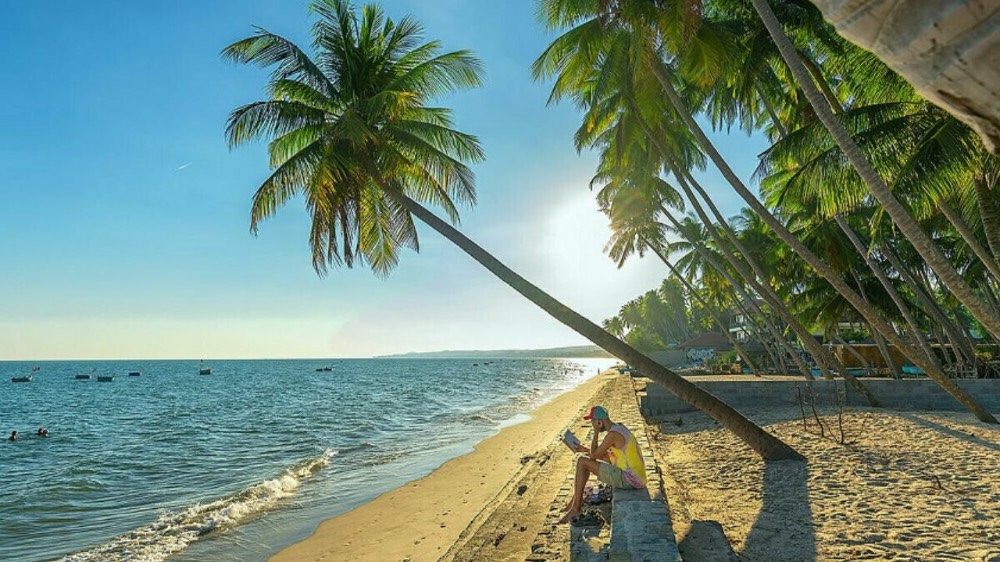 Hòn Rơm với làn nước trong xanh đẹp mắt