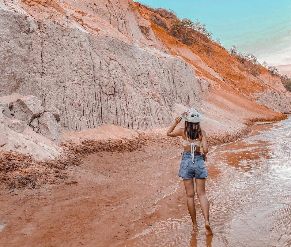 Suối Tiên gây ấn tượng với dòng nước cạn