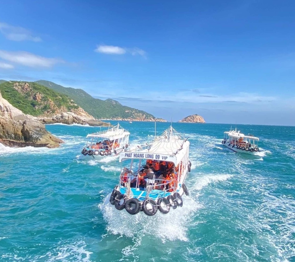 Đi tàu đáy kính ngắm thế giới kỳ diệu dưới đáy biển