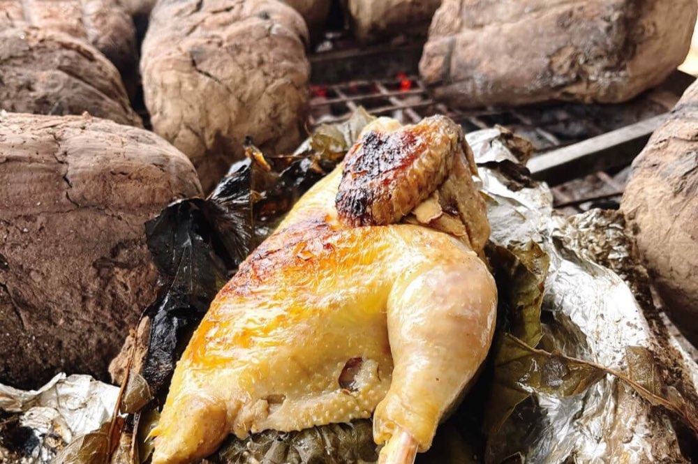 Thịt gà đồi bọc đất nướng than có hương vị rất đặc trưng