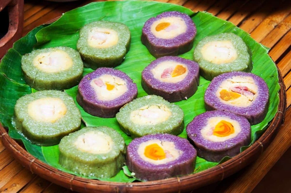 Bánh tét mật cật được nhiều người mua về làm quà