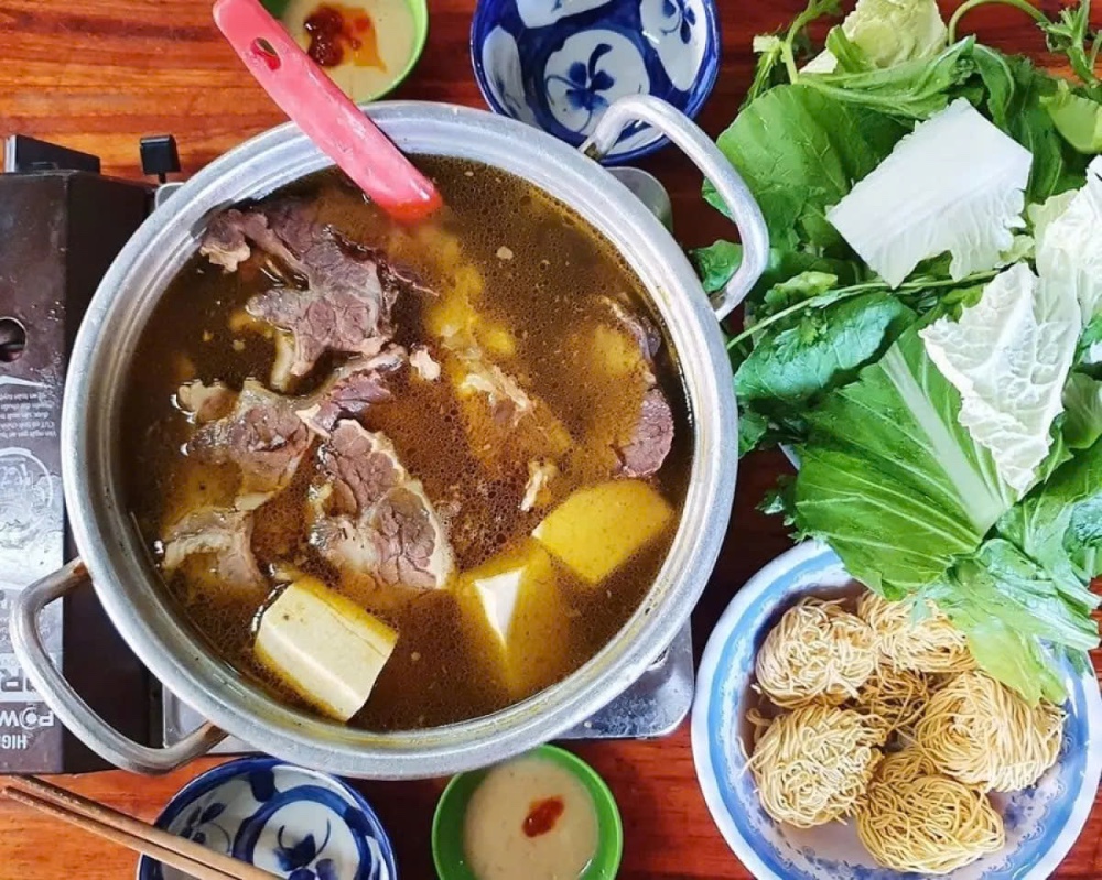 Lẩu bò cũng là món nhất định phải thử