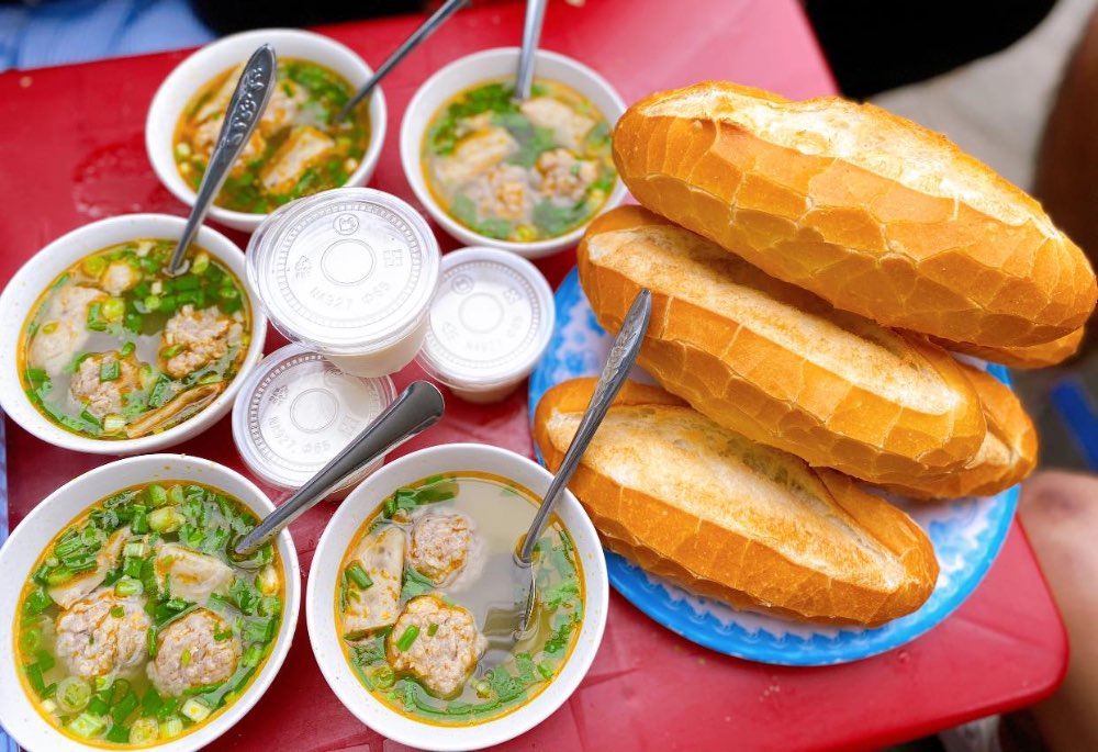 Bánh mì xíu mại là món ăn sáng số 1 trong lòng du khách