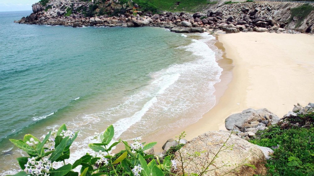 Biển Nha Trang thu hút hàng triệu lượt khách ghé thăm