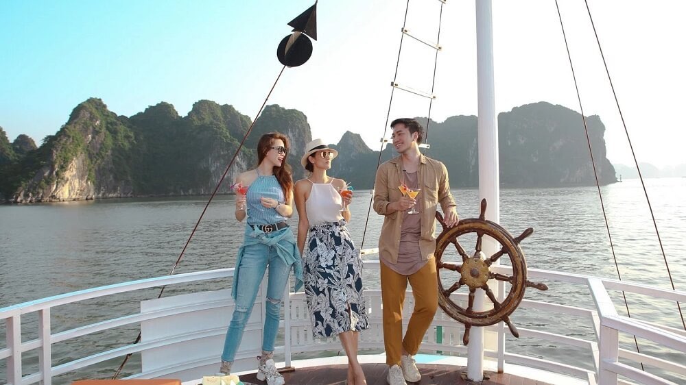 Vịnh Hạ Long là địa điểm nhất định phải ghé khi đến Quảng Ninh