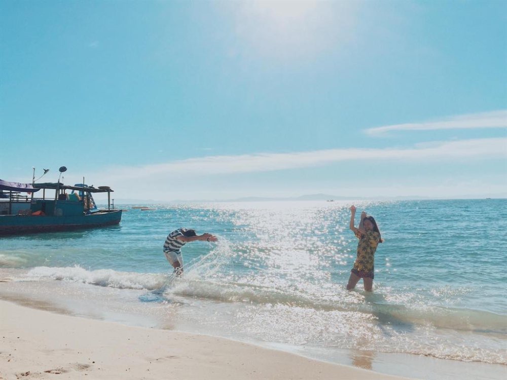 Hồng Vàn là một trong những bãi biển đẹp nhất đảo Cô Tô