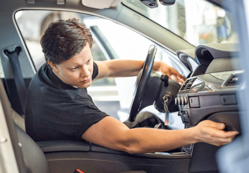 Kiểm tra nội ngoại thất để đảm bảo chất lượng xe