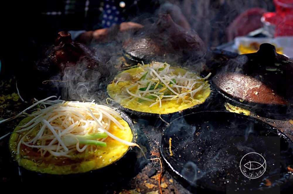 Bánh xèo với topping tươi ngon