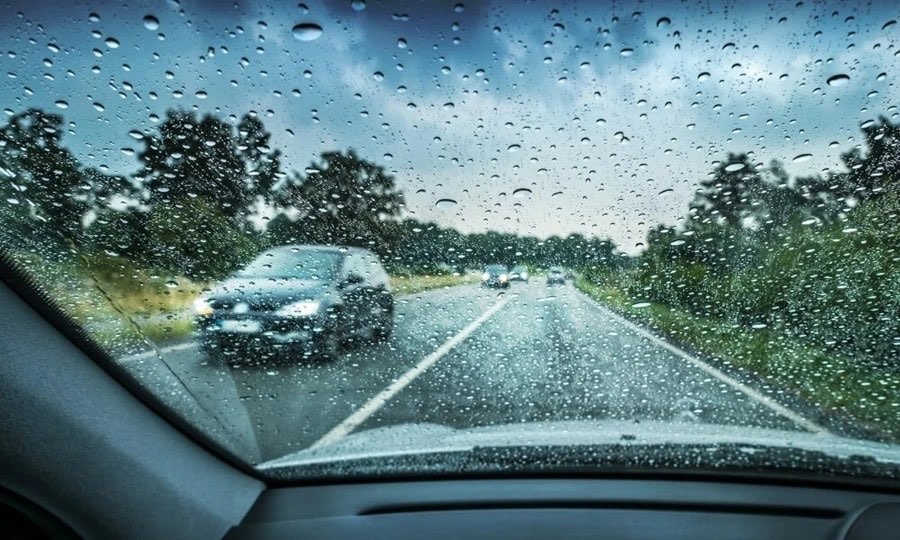 Những nguyên nhân khiến kính ô tô bị mờ