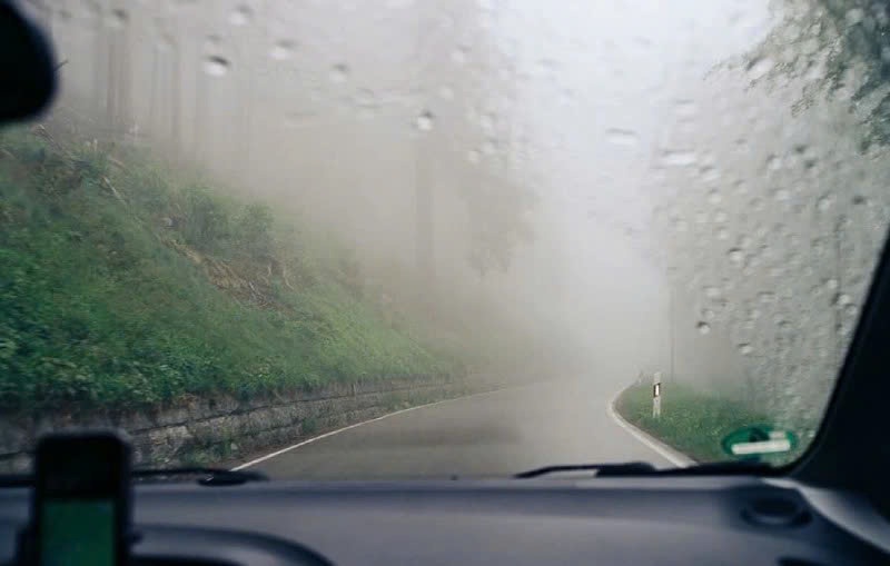 Kính ô tô bị mờ tiềm ẩn rất nhiều rủi ro