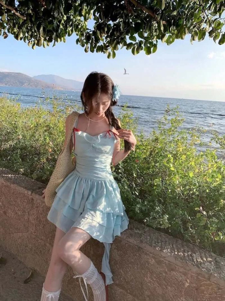 Đầm 2 dây dễ ứng dụng khi đi biển