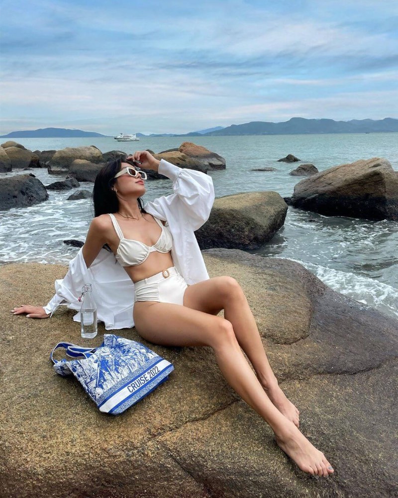 Áo sơ mi khoác ngoài bikini nửa kín nửa hở