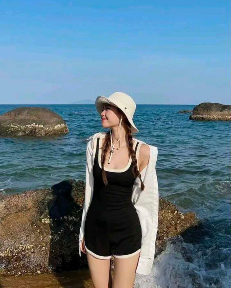 Jumpsuit cũng là một gợi ý không tồi khi đi biển