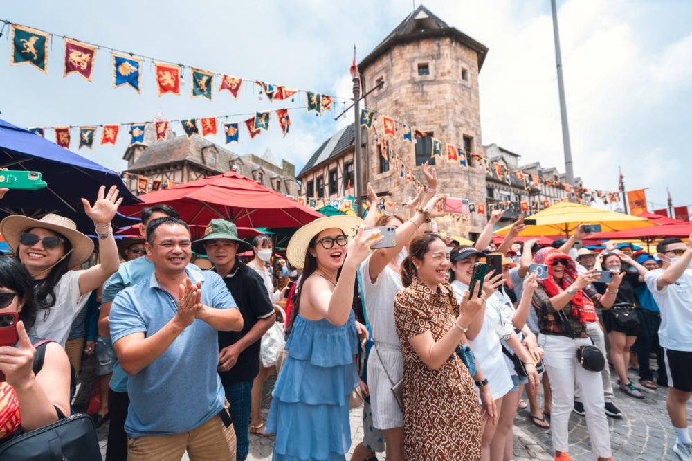 Du lịch gia đình theo tour ngày càng được nhiều người lựa chọn