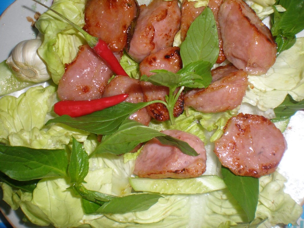 Nem chua được nhiều người lựa chọn mua về làm quà