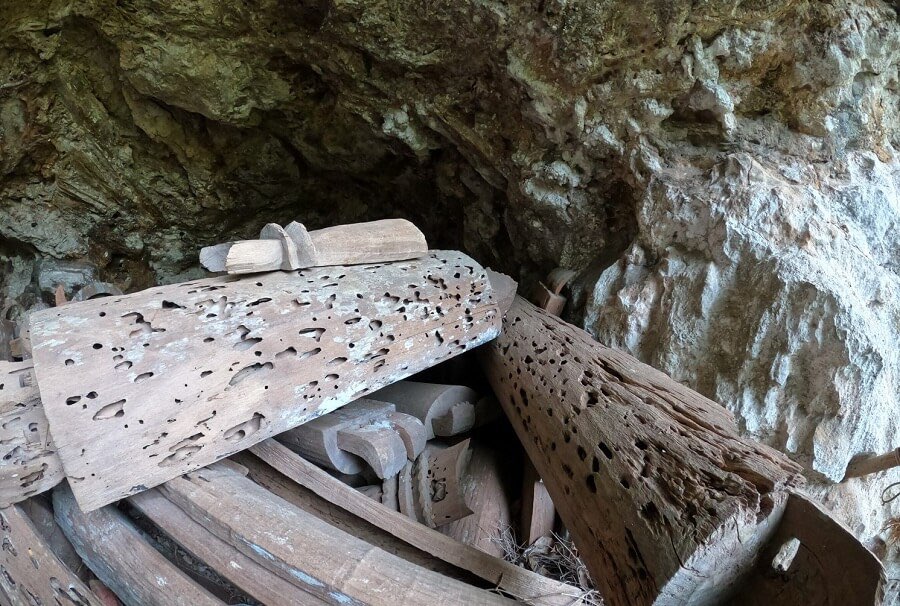 Hang Ma nổi tiếng với những cổ quan tài gỗ nằm cheo leo trên đá