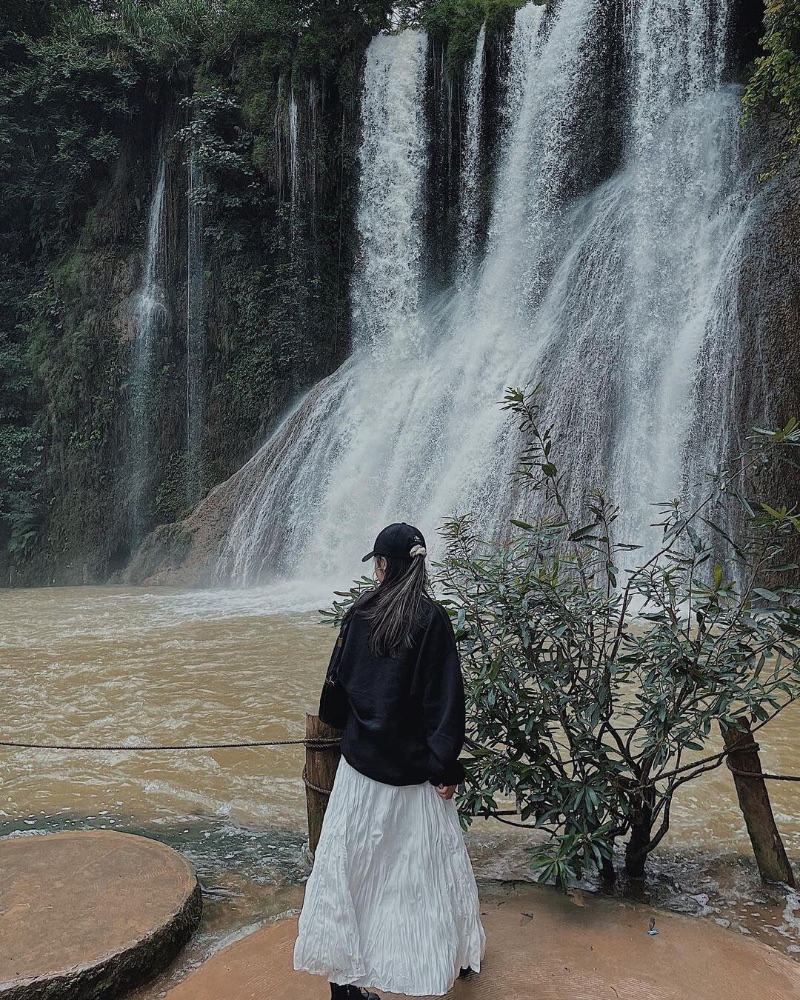 Thác Dải Yếm được ví như dải lụa trắng giữa rừng núi