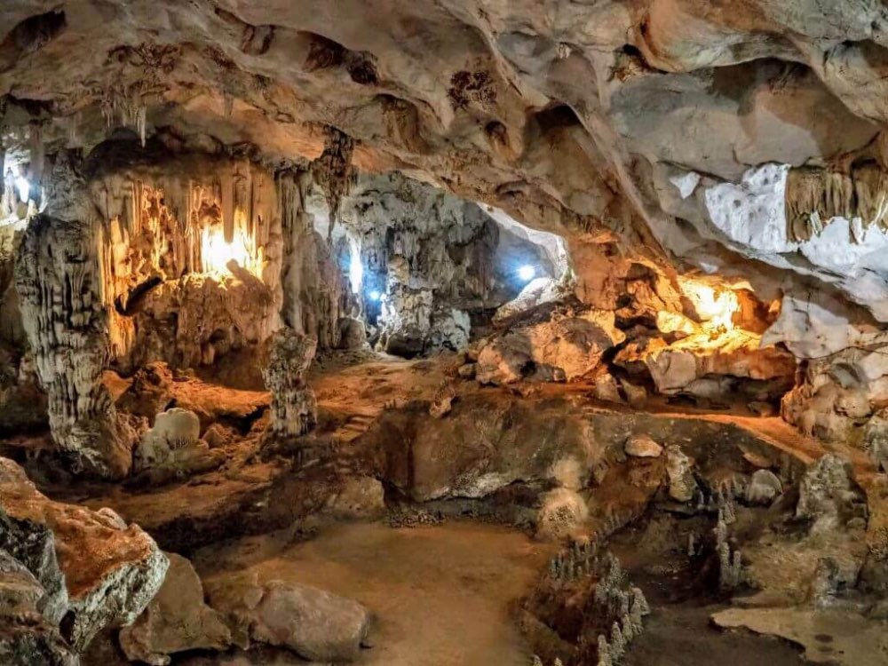 Hang Dơi có những khối thạch nhũ rất xinh đẹp 