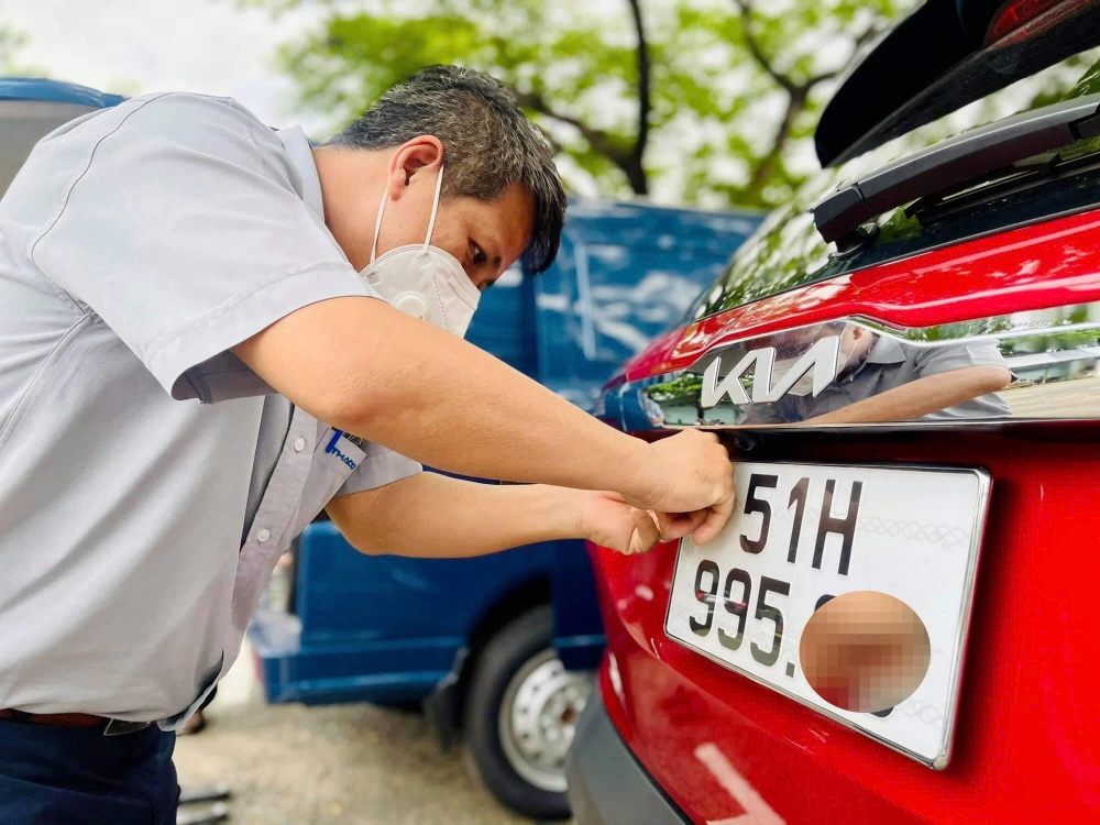 Những loại phí sang tên đổi chủ ô tô bạn cần biết