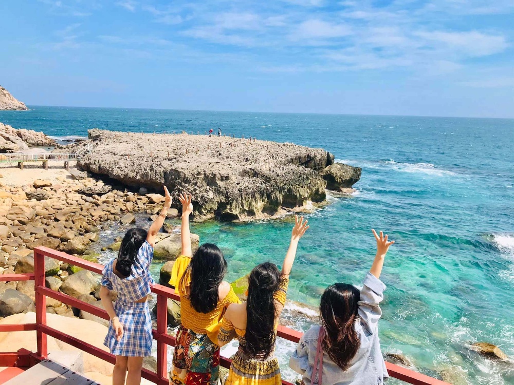 Hang Rái chiêu đãi du khách bằng những bãi đá đẹp mắt