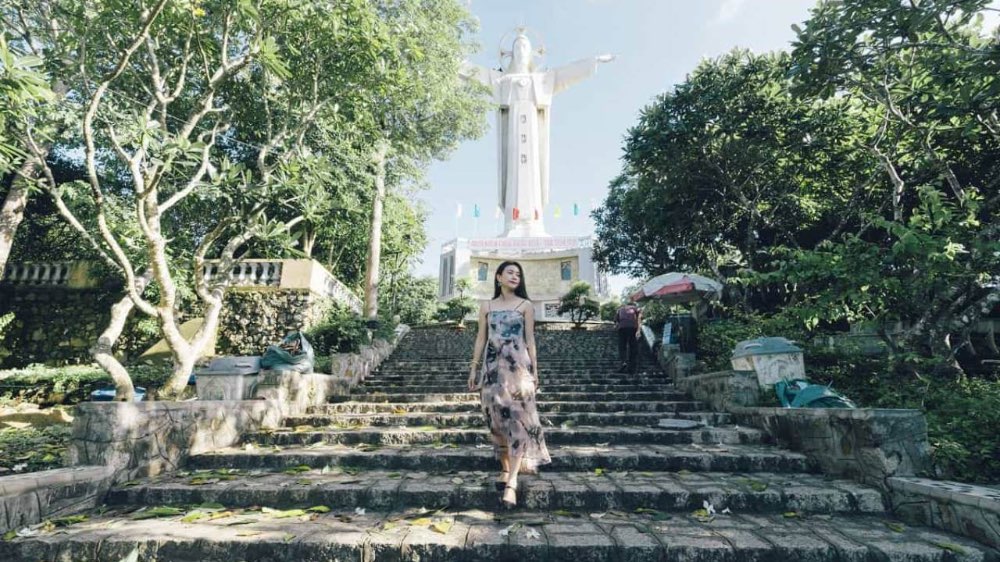 Dành buổi sáng để ngắm biển và thăm tượng Chúa Kito