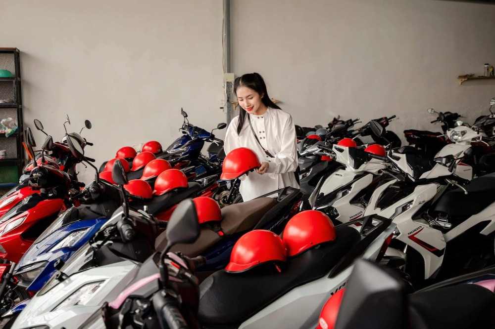 Có thể thuê xe tại khách sạn hoặc các cửa hàng chuyên cho thuê 