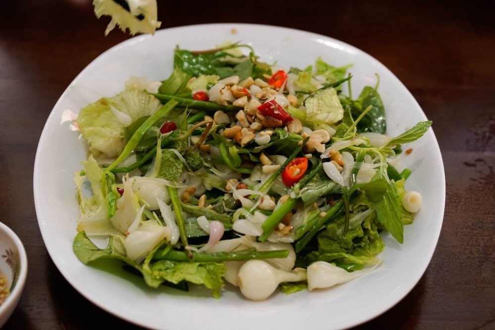 Món gỏi tỏi tưởng khó ăn nhưng ngon vô cùng