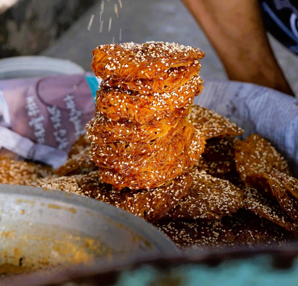 Bánh rế lạ miệng được nhiều người lựa chọn mua về làm quà