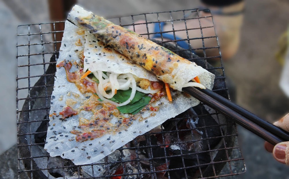 Thưởng thức bánh tráng mắm ruốc trứ danh 