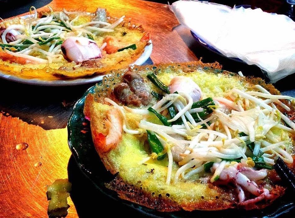 Bánh xèo tôm mực được làm bằng nguyên liệu tươi ngon