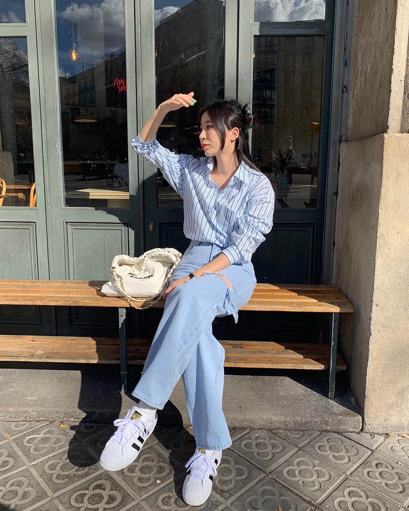 Mix áo sơ mi freesize và quần jean sẽ có tổng thể ăn ý