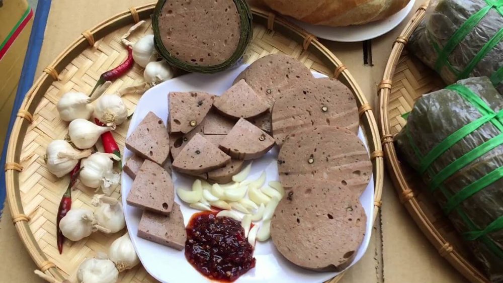 Chả bò được làm từ bò nóng, tươi ngon