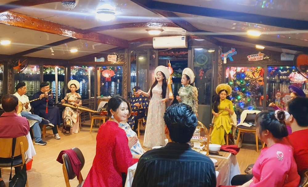 Nghe ca Huế trên sông Hương là trải nghiệm đáng thử