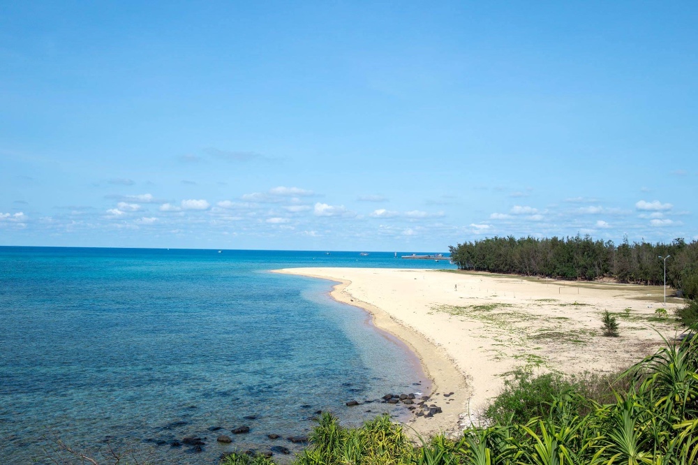 Vịnh Triều Dương là bãi biển đẹp nhất trên đảo