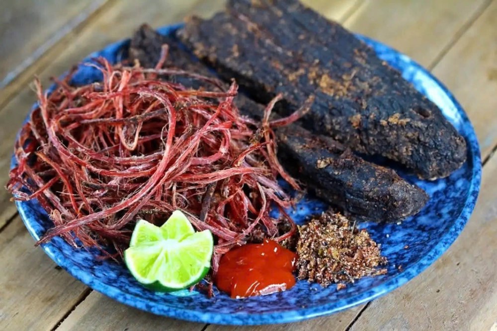 Thịt trâu gác bếp là đặc sản của người dân tộc vùng cao