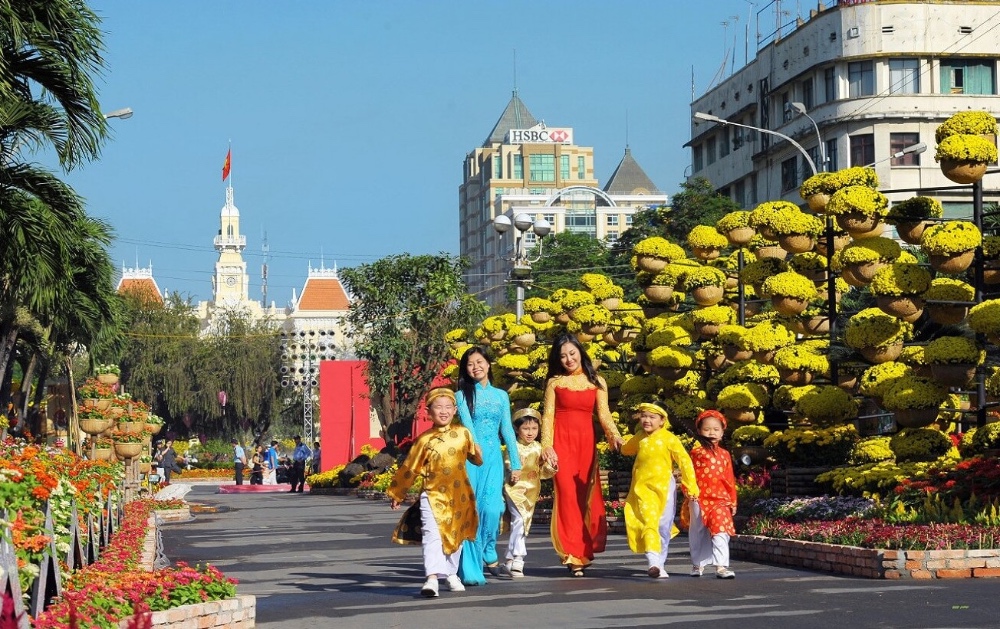 Đường hoa Nguyễn Huệ nô nức chị đẹp xinh chụp ảnh tết